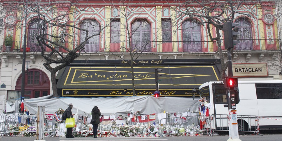 Des bouquets de fleurs déposés devant la salle de concert du Bataclan à Paris, où 90 personnes ont été tuées lors des attentats du 13 novembre 2015.
