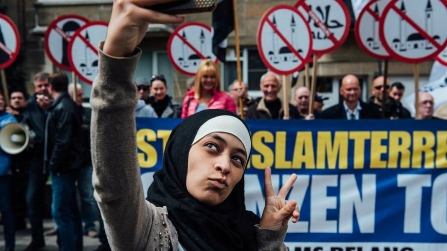 La photo de Zakia Belkhiri faisait un selfie devant un cortège anti-Islam à Anvers a fait le tour du web.