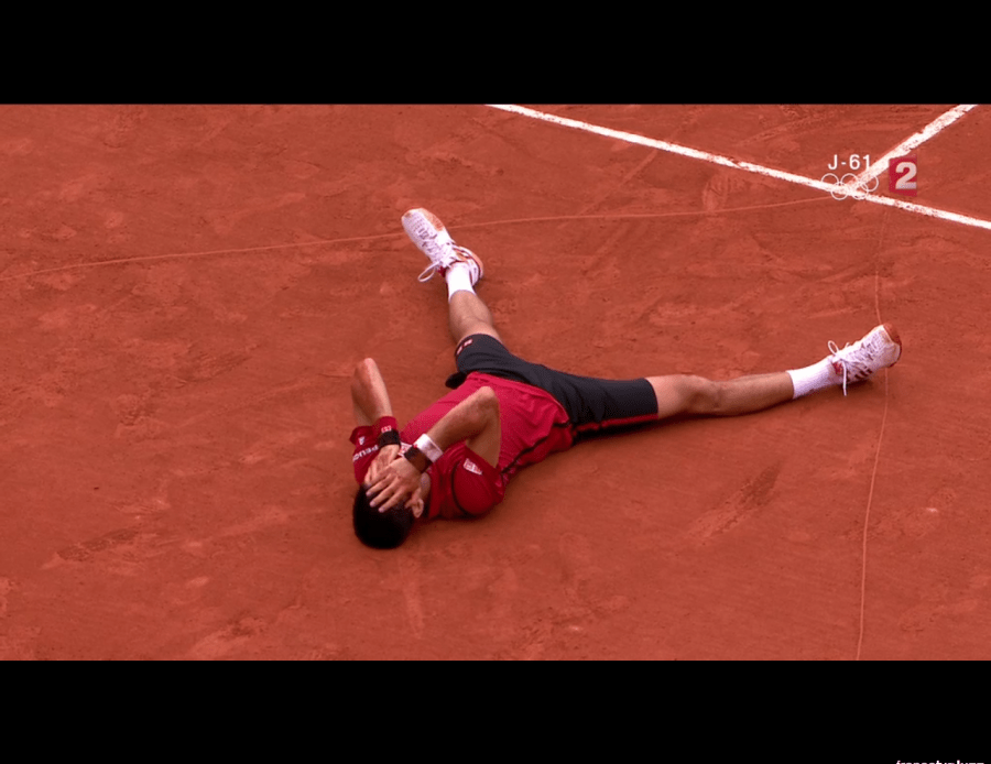 Novak Djokovic remporte la finale de Roland-Garros 2016 face à Andy Murray. Il réalise ainsi le Grand Chelem en carrière.