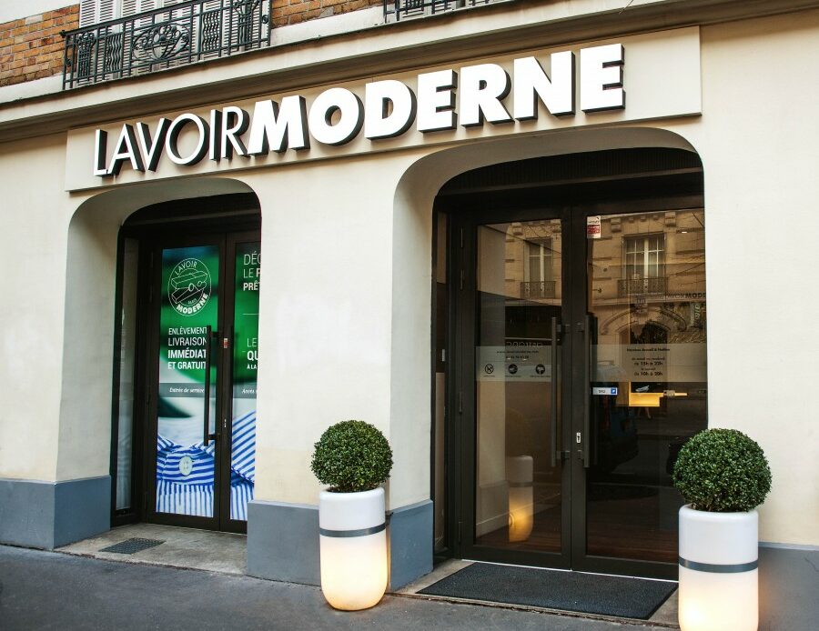 Le Lavoir Moderne est une jeune entreprise parisienne qui traite écologiquement le linge des particuliers et le livre à domicile en 30 minutes maximum.