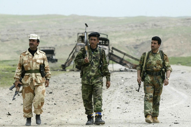 Des troupes kurdes, à Bardarash, non loin de Mossoul
