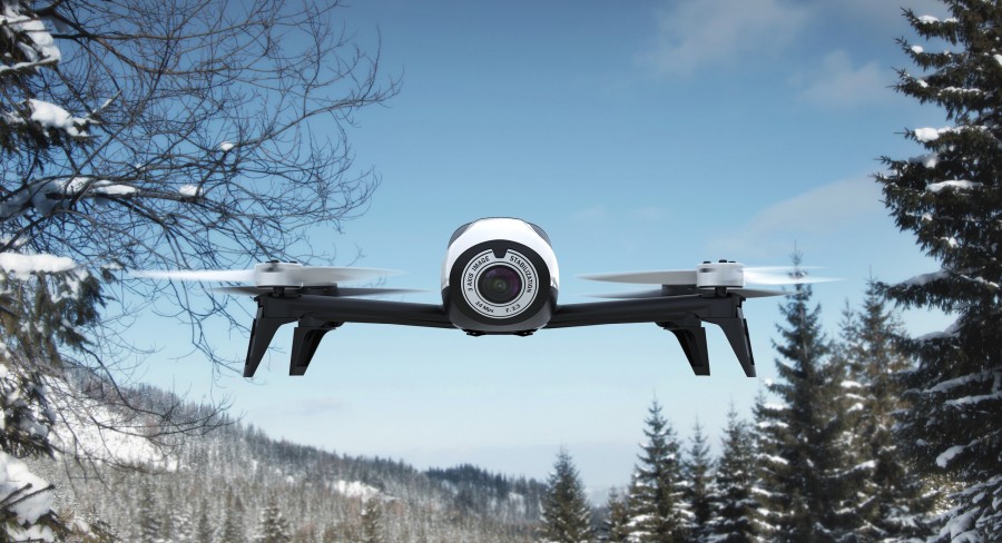 Le drone Parrot Bebop 2 FPV vous permet d’explorer des endroits inaccessibles et de visualiser le vol comme si vous y étiez grâce à des lunettes FPV.