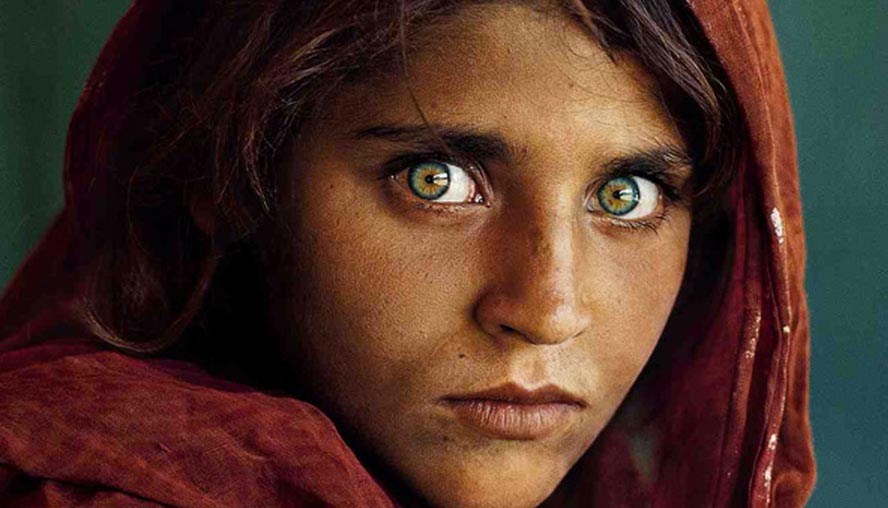 Sharbat Gula, la jeune afghane aux yeux verts qui avait fait la une du National Geographic, vient d'être arrêtée au Pakistan. Elle risque la prison.
