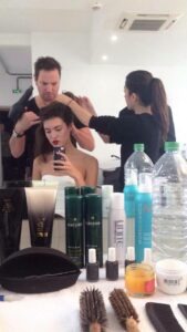 Mathea Lucchini au cours du maquillage