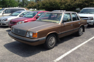 La "Plymouth Reliant" a été produite entre 1981 et 1989 et serait la voiture dont les scénaristes se sont inspirés. (© DR)