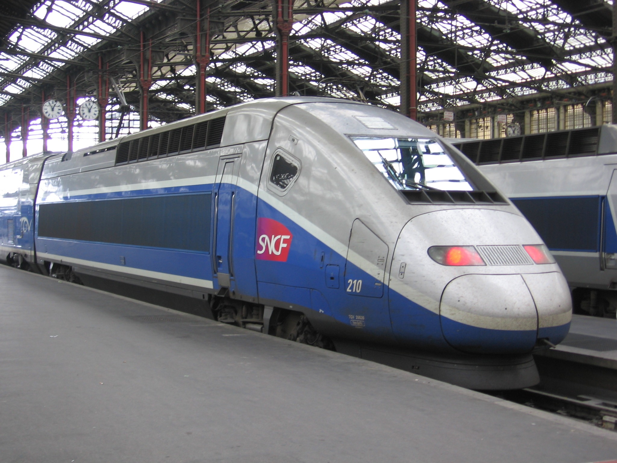 Un Couple Descend Fumer Le Tgv Repart Avec Leur Bebe Vl Media