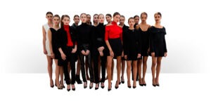 Les 16 finalistes du concours, Mathea Lucchini en rouge, au centre. Photo : Romain