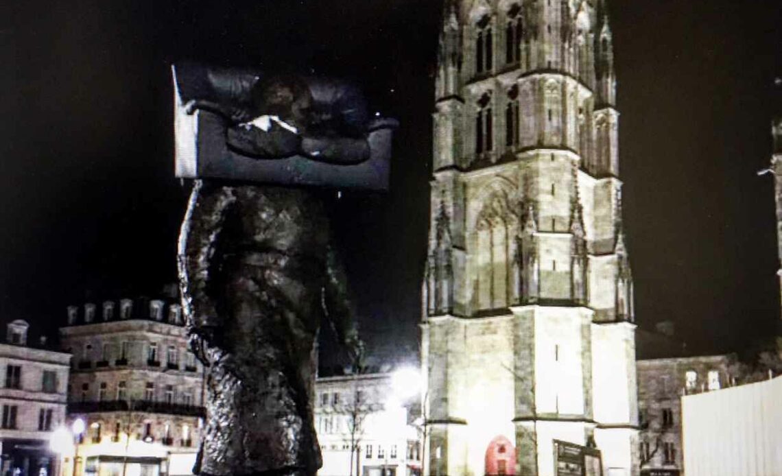 Un canapé a été déposé sur la tête de la statue de Chaban-Delmas à Bordeaux