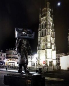 Un canapé a été déposé sur la tête de la statue de Chaban-Delmas à Bordeaux