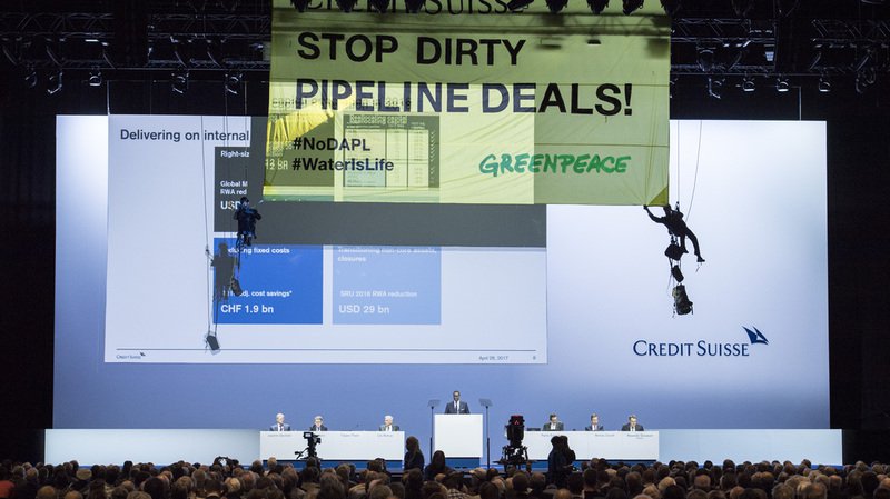 Greenpeace interrompt une assemblée générale du Crédit Suisse