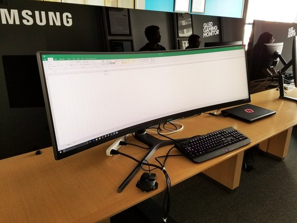 CHG90 : le plus grand écran PC gaming, par Samsung