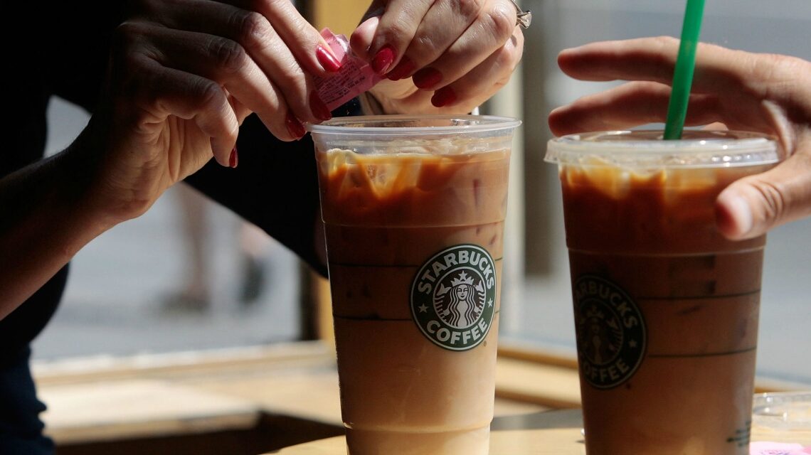 Une bactérie d'origine fécale retrouvée dans les glaçons de Starbucks