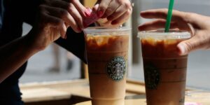 Une bactérie d'origine fécale retrouvée dans les glaçons de Starbucks