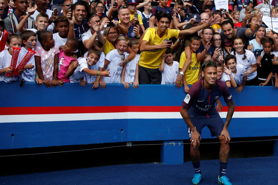 Neymar pose devant les supporters avant PSG - Amiens ©FootMercato