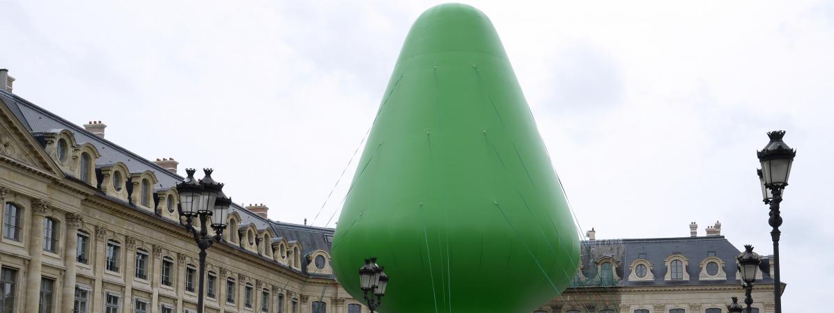 McCarthy installée place Vendôme, à Paris, le 15 octobre 2014. (Bertrand Guay / AFP)