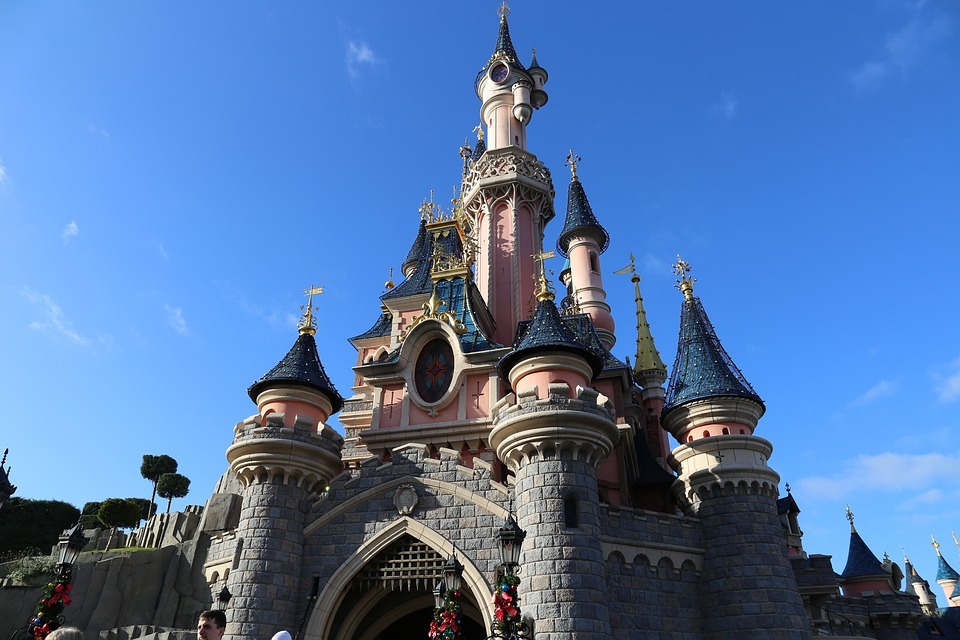 Disney propose deux nouveaux pass pour couper les files d'attentes. (crédit : Pixabay / LauraTara)