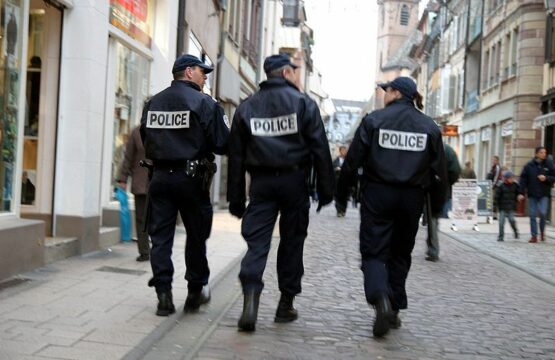 Policier en patrouille à Paris