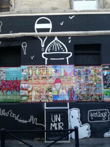 Collaboration avec des artistes sur la façade de l'agence éphémère.