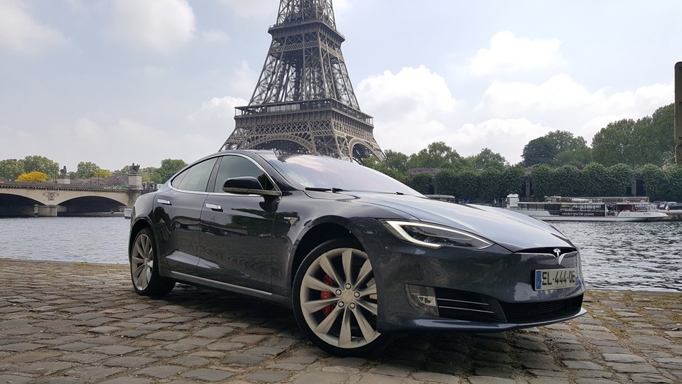 alt= » Tesla ferme ses points de ventes«