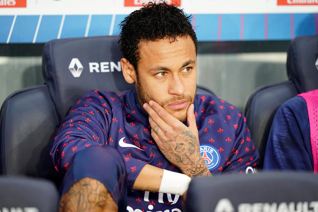 Photo de Neymar pensif arborant le maillot du PSG 