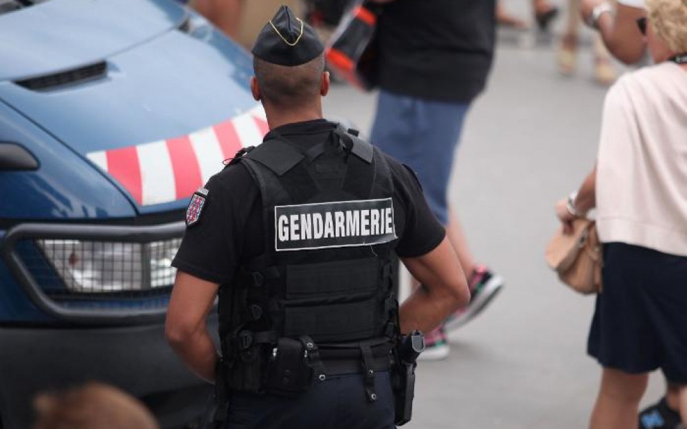 Photo d'un gendarme de dos