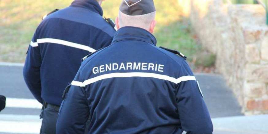 Photo de gendarmes de dos
