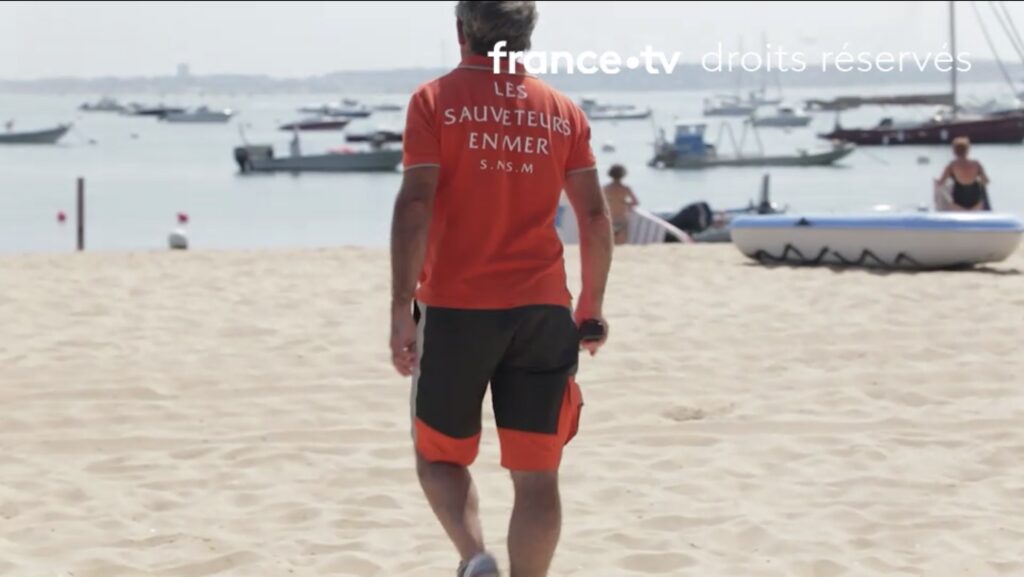 Bruno de dos avec son t shirt sauveteur en mer 