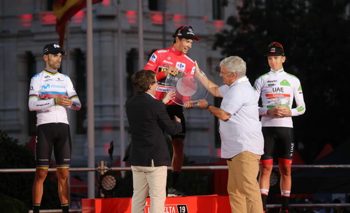 Par <a rel="nofollow" class="external text" href="https://diario.madrid.es/">Diario de Madrid</a> — <a rel="nofollow" class="external text" href="https://diario.madrid.es/blog/notas-de-prensa/almeida-entrega-el-primer-premio-de-la-vuelta-ciclista-a-espana-2019/">Almeida entrega el primer premio de La Vuelta Ciclista a España 2019</a><a rel="nofollow" class="external autonumber" href="https://diario.madrid.es/wp-content/uploads/2019/09/A72A4053-1500x1000.jpg">[1]</a>, CC BY 4.0, Lien