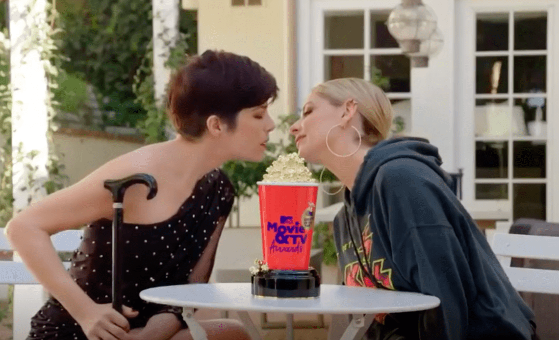 Sarah Michelle Gellar et Selma Blair rejouent leur baiser de Sexe Intentions