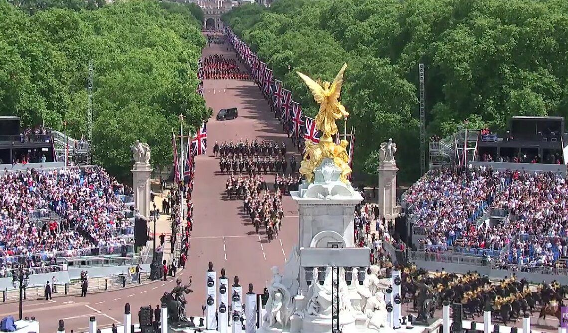 Trooping The Colour The Queen's Birthday Parade jubilé de platine Elizabeth II
