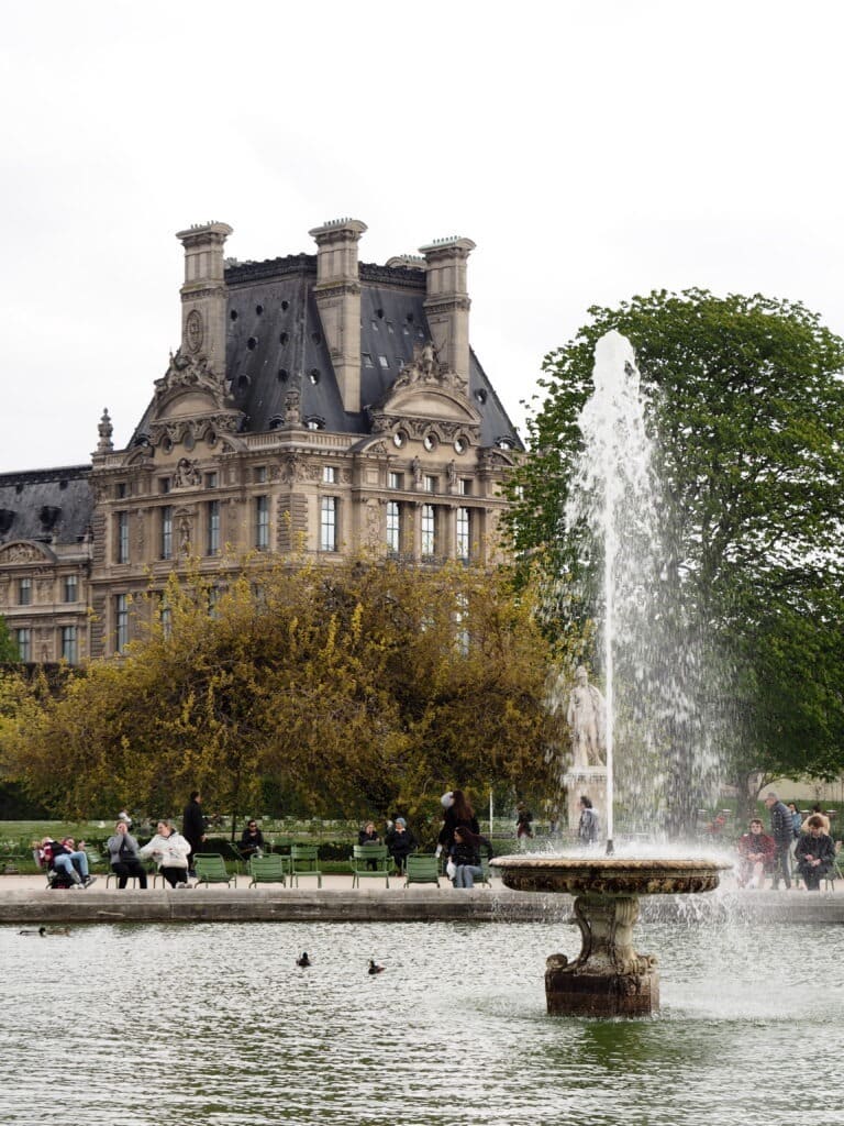 Fontaine et palais du jardin des Tuileries