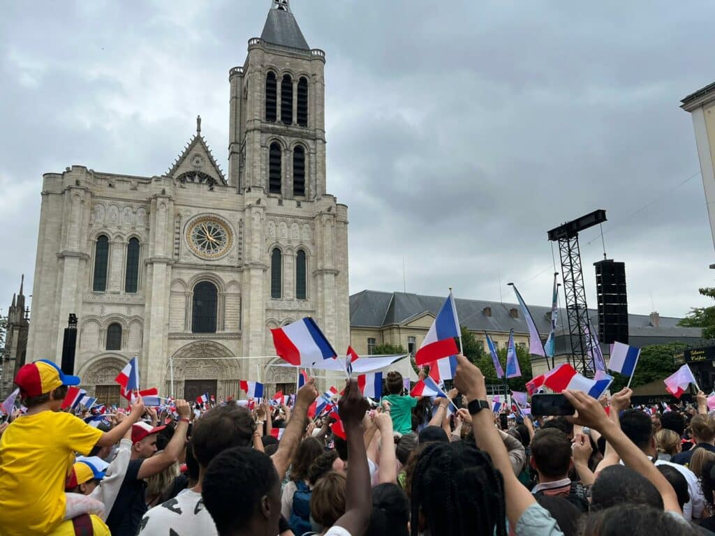 Foule à Saint-Denis sur le parvis de la Basilique