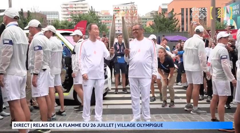 deux des porteurs de la flamme 