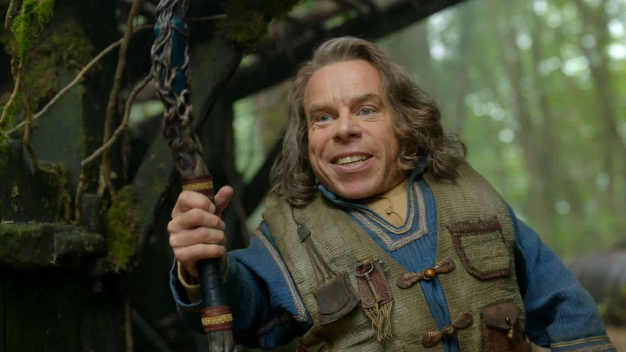 Qui est Warwick Davis qui reprend son rôle de Filius Flitwick dans la ...