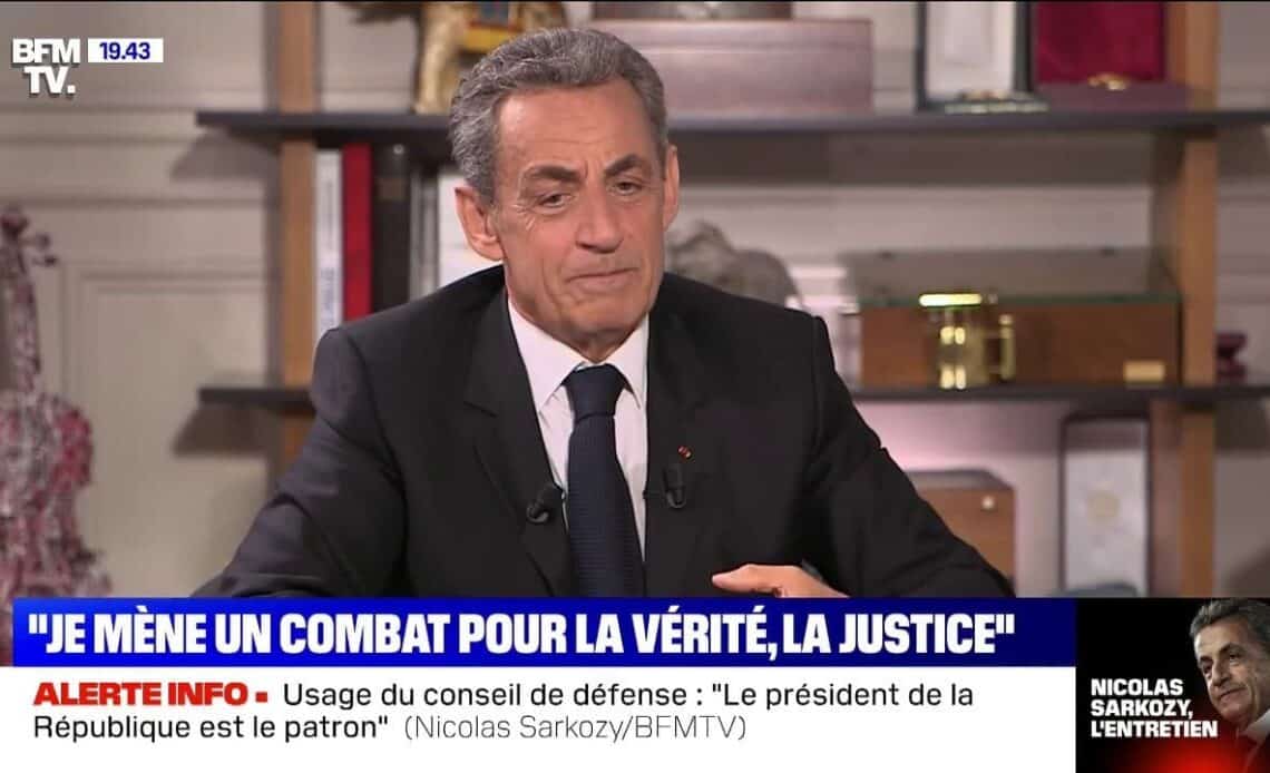 Nicolas Sarkozy en costume noir, lors d'une interview pour BFM TV.