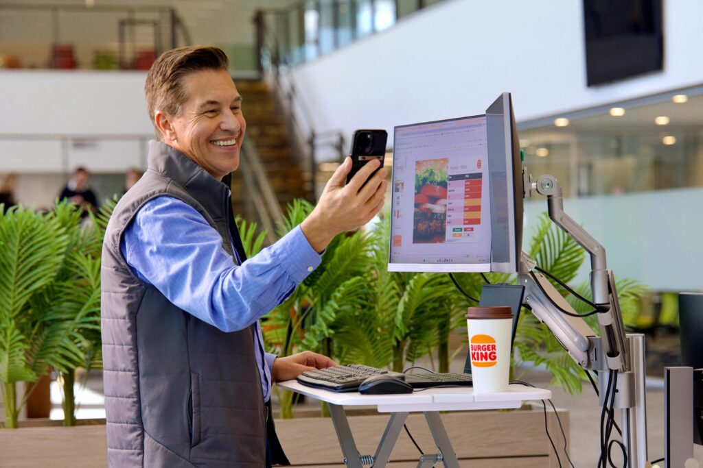 Le PDG de BUrger King, téléphone en main