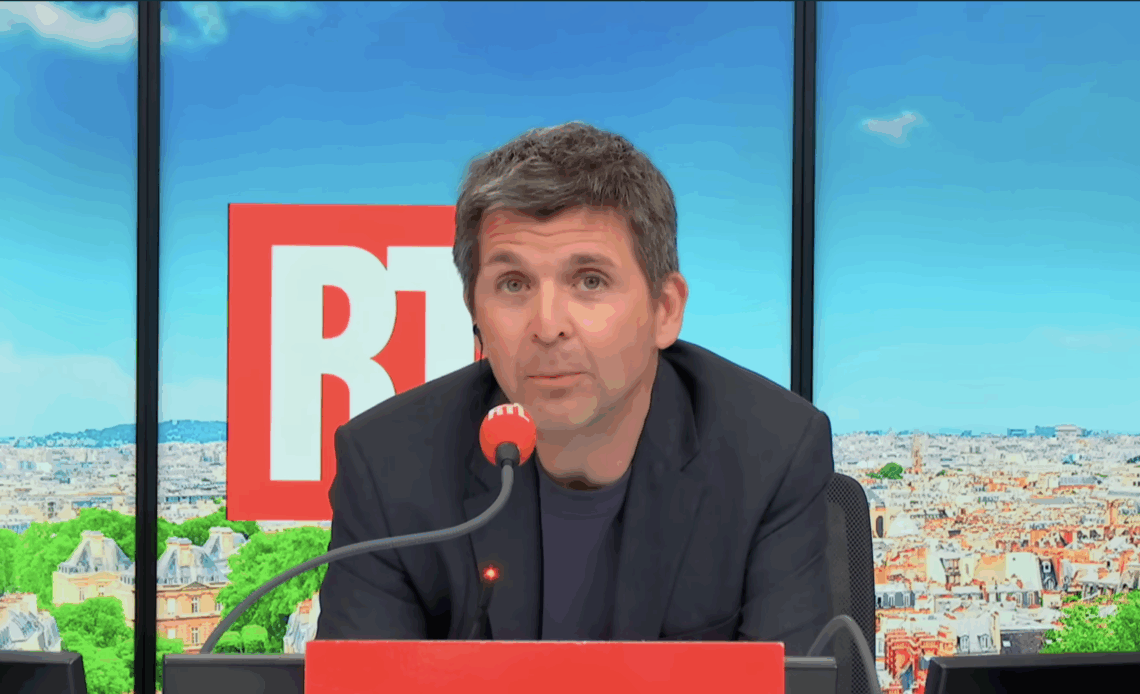 Thomas Sotto présentant la matinale d'RTL