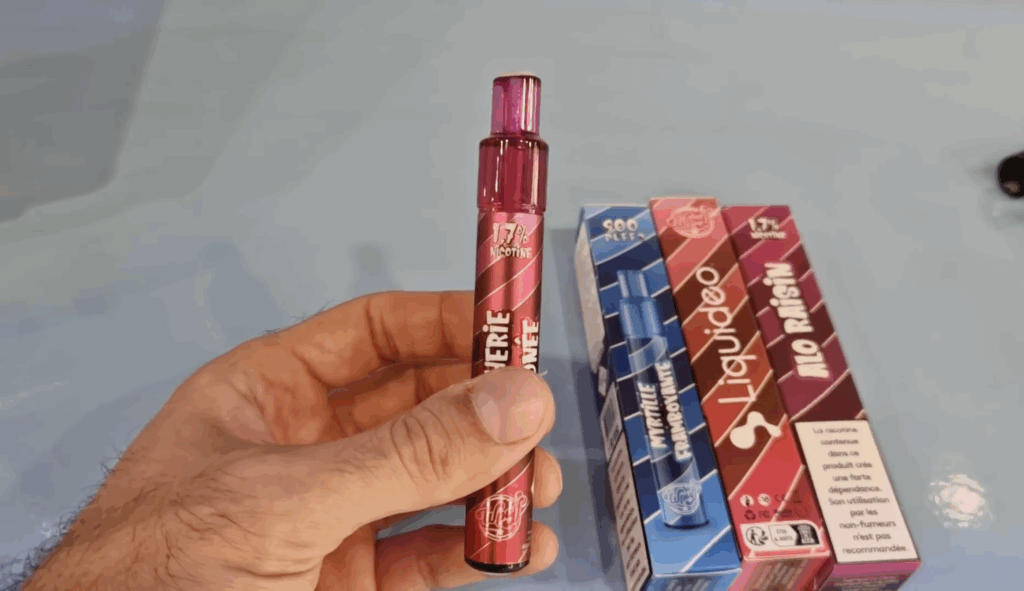 Cigarette électronique (puff) tenue dans la main