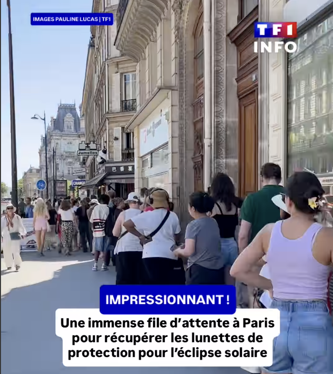 Des centaines de personnes font la queues pour obtenir des lunettes de protection pour l'éclispe