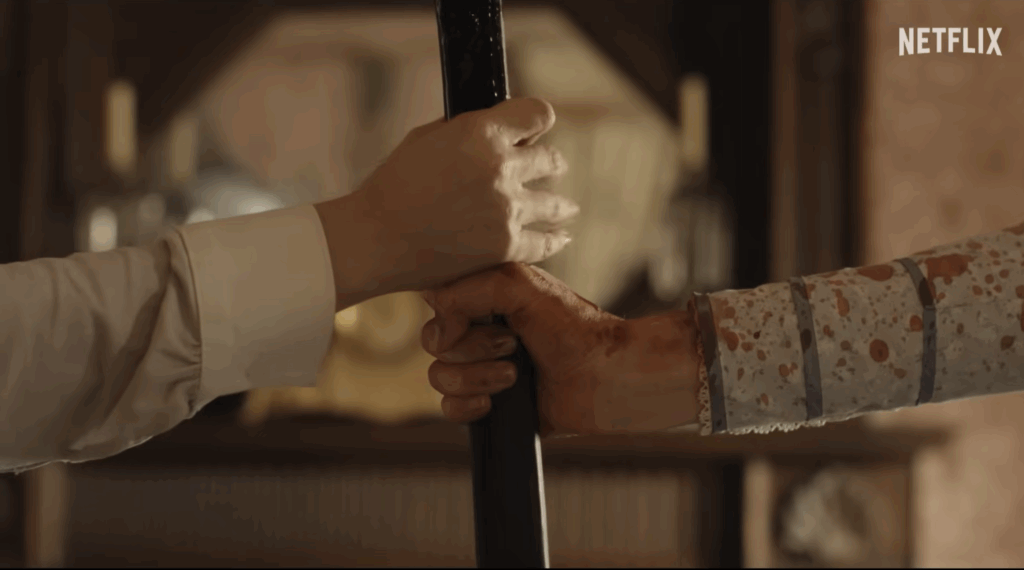 Deux mains tenant une hache dans la bande annonce de la série monstres sur Netlfix