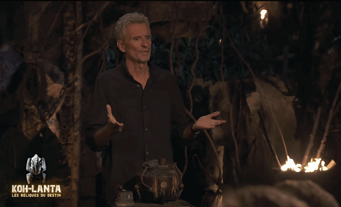 Denis Brogniart derrière l'urne de l'ultime vote pour la finale de Koh-Lanta